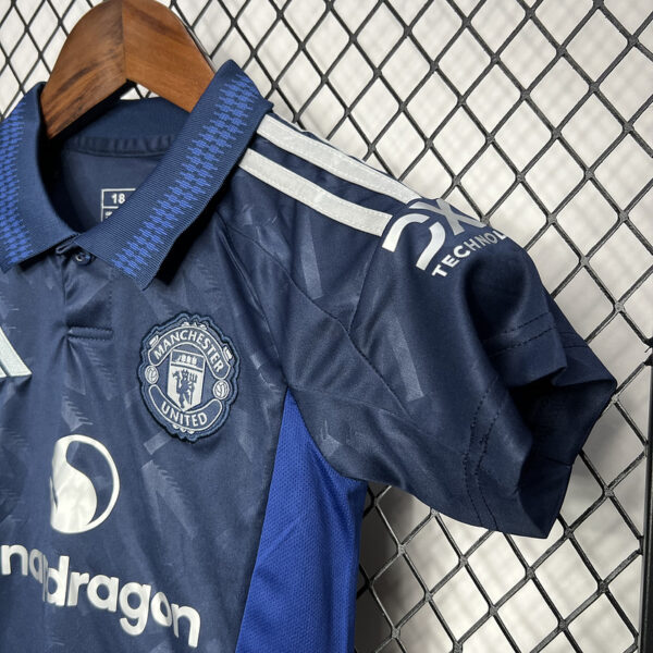 Kit Infantil Manchester United Alternativo 24/25 - Image 2