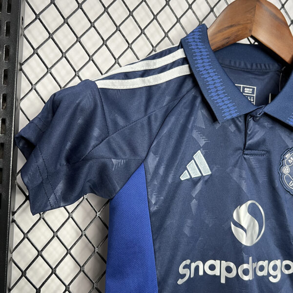 Kit Infantil Manchester United Alternativo 24/25 - Image 3